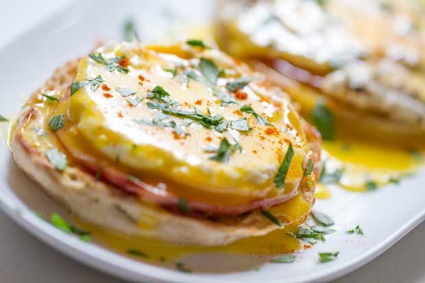 Easy Eggs Benedict Recipe with Poached Eggs